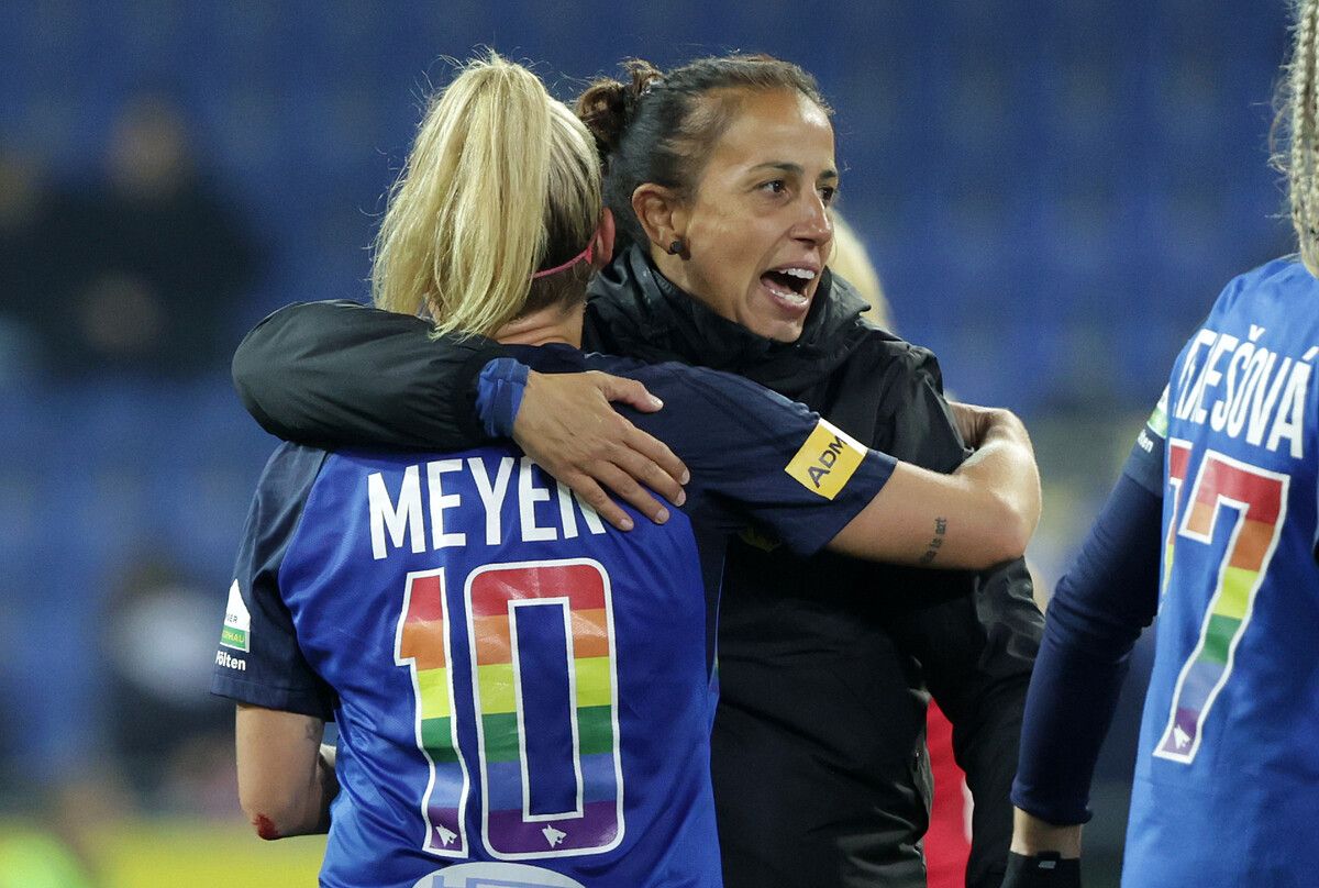 Isabelle Meyer und Trainerin Celia Brancao-Ribeiro feiern den Aufstieg.gepa