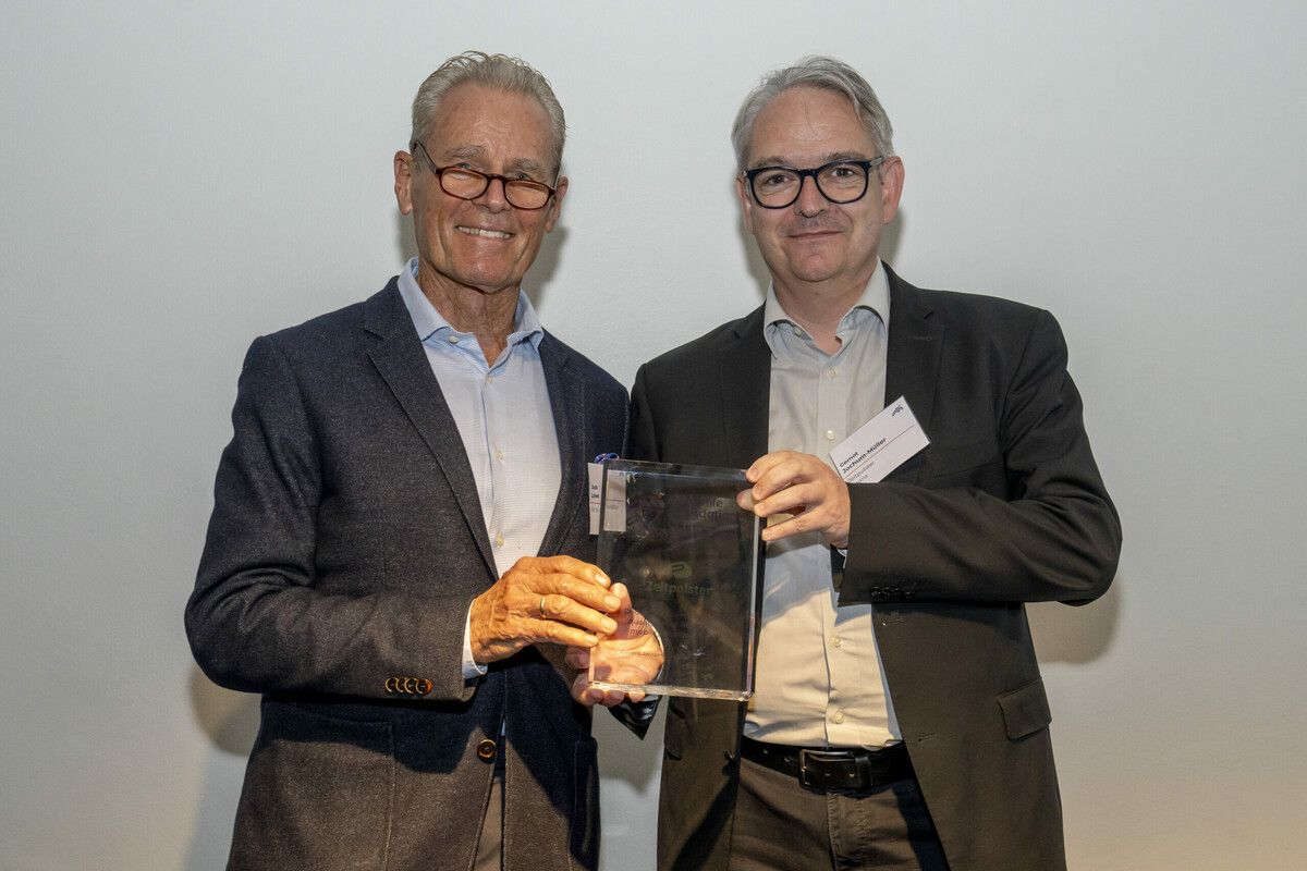 Jack Lowe, Begründer der Fit for Life Stiftung, übergibt in Genf den Fit for Life Award an Zeitpolster-Gründer Gernot Jochum-Müller. FA/Auboeuf