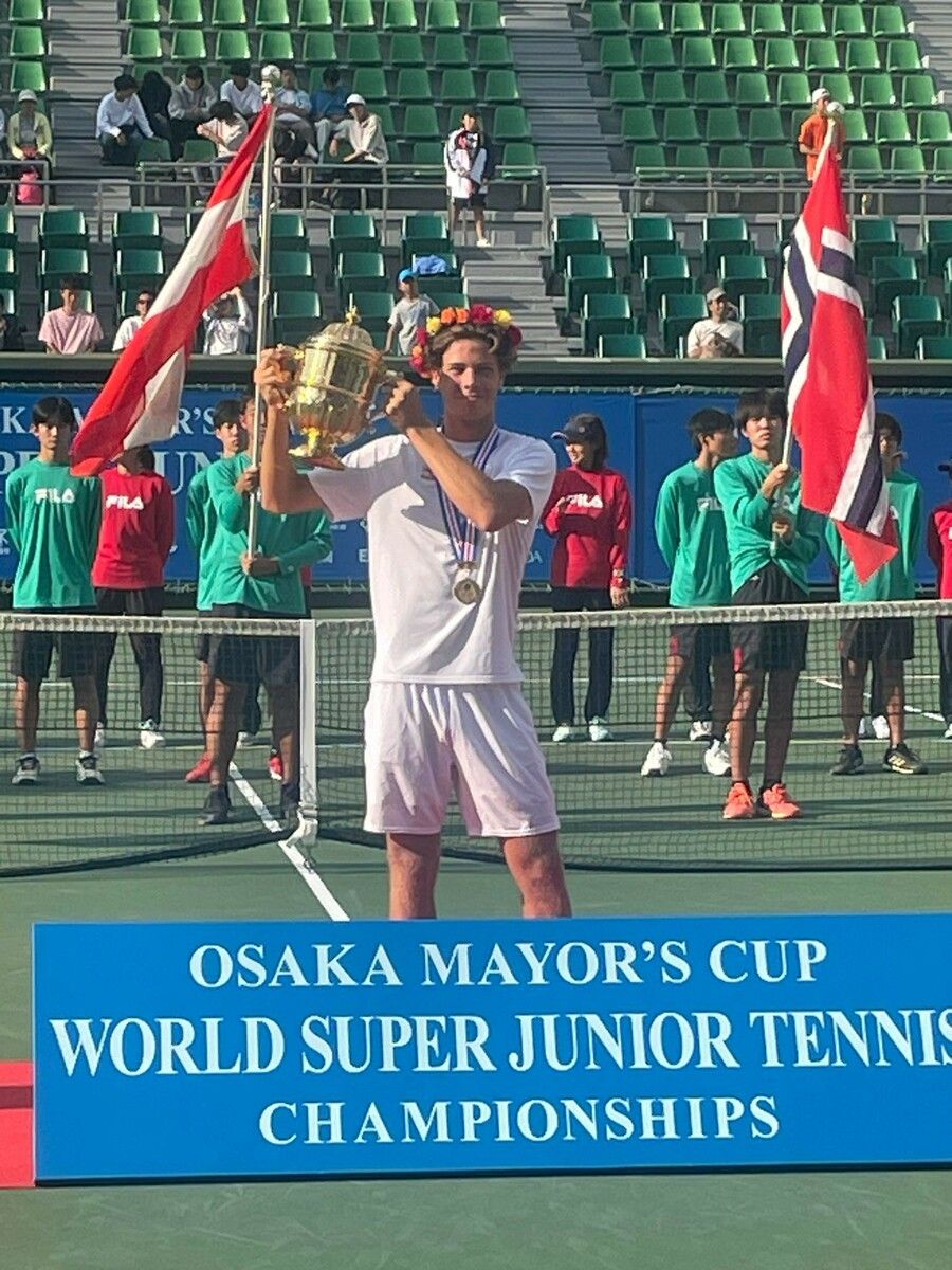 Joel Schwärzler präsentiert stolz den Siegerpokal beim ITF-J500-Turnier in Osaka, sein bisher größter Erfolg.ÖTV