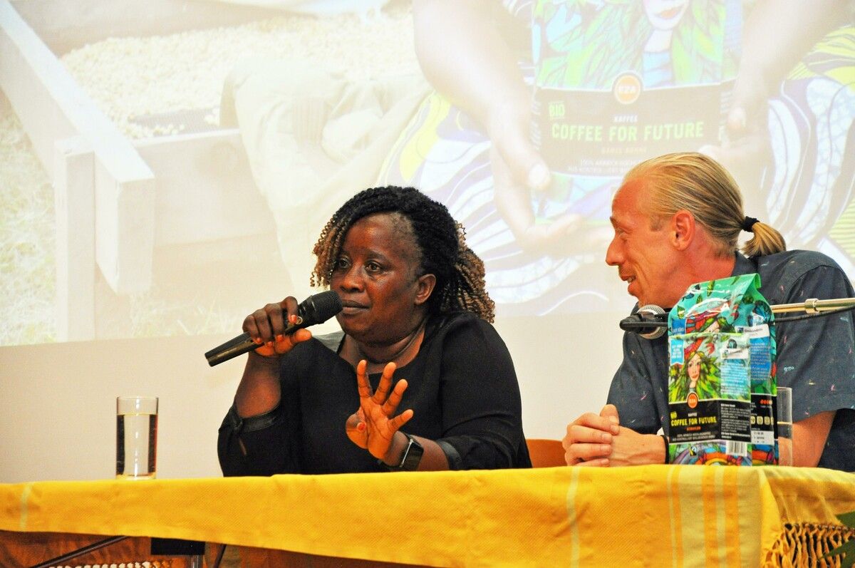 Josinta Kabugho berichtete von den Herausforderungen der Kaffeekleinbauern am Fuße des Rwenzori-Gebirges in Uganda. Laurence Feider