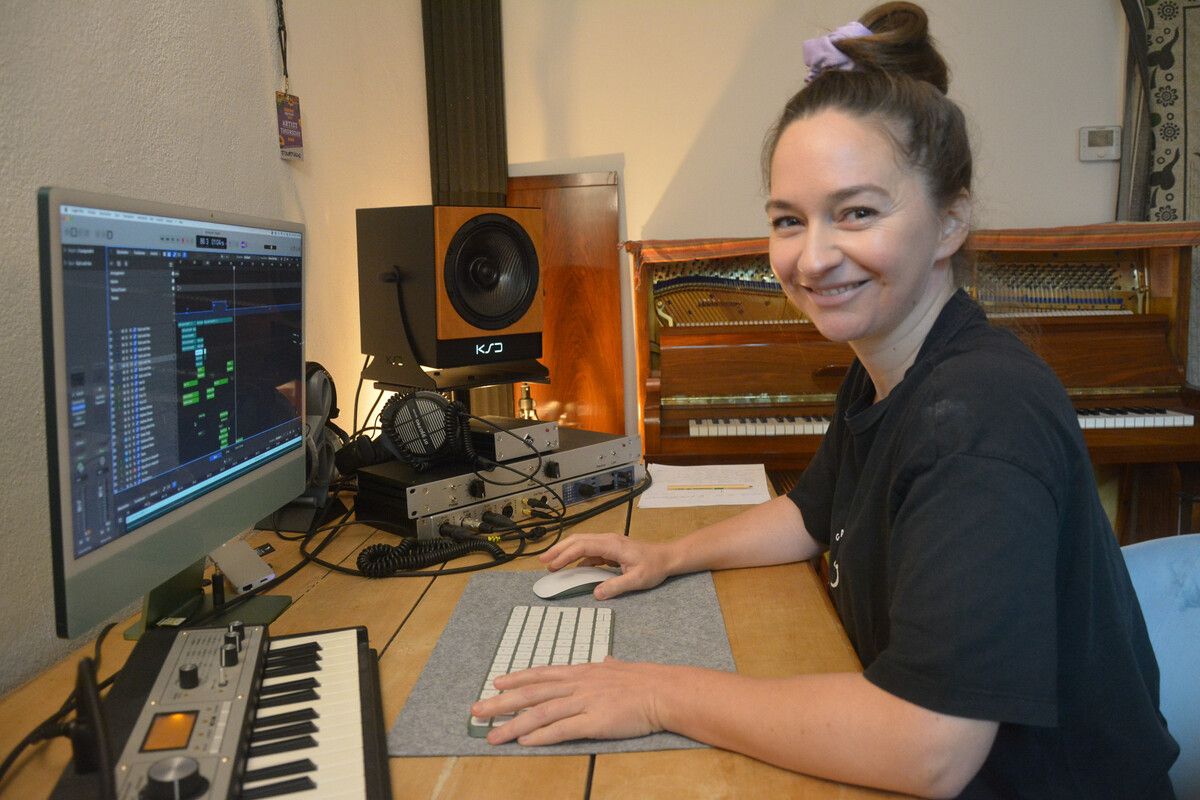 Julia Zischg in ihrem Musikzimmer in Fußach. Dort komponiert sie all ihre Songs und mischt sie grob am Computer zusammen. BVS (2)