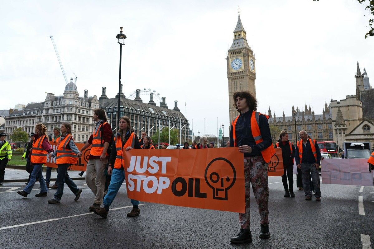 Klimaaktivisten von „Just Stop Oil“ nehmen an einem Marsch teil, um den Verkehr auf dem Parliament Square in London zu stören. AFP