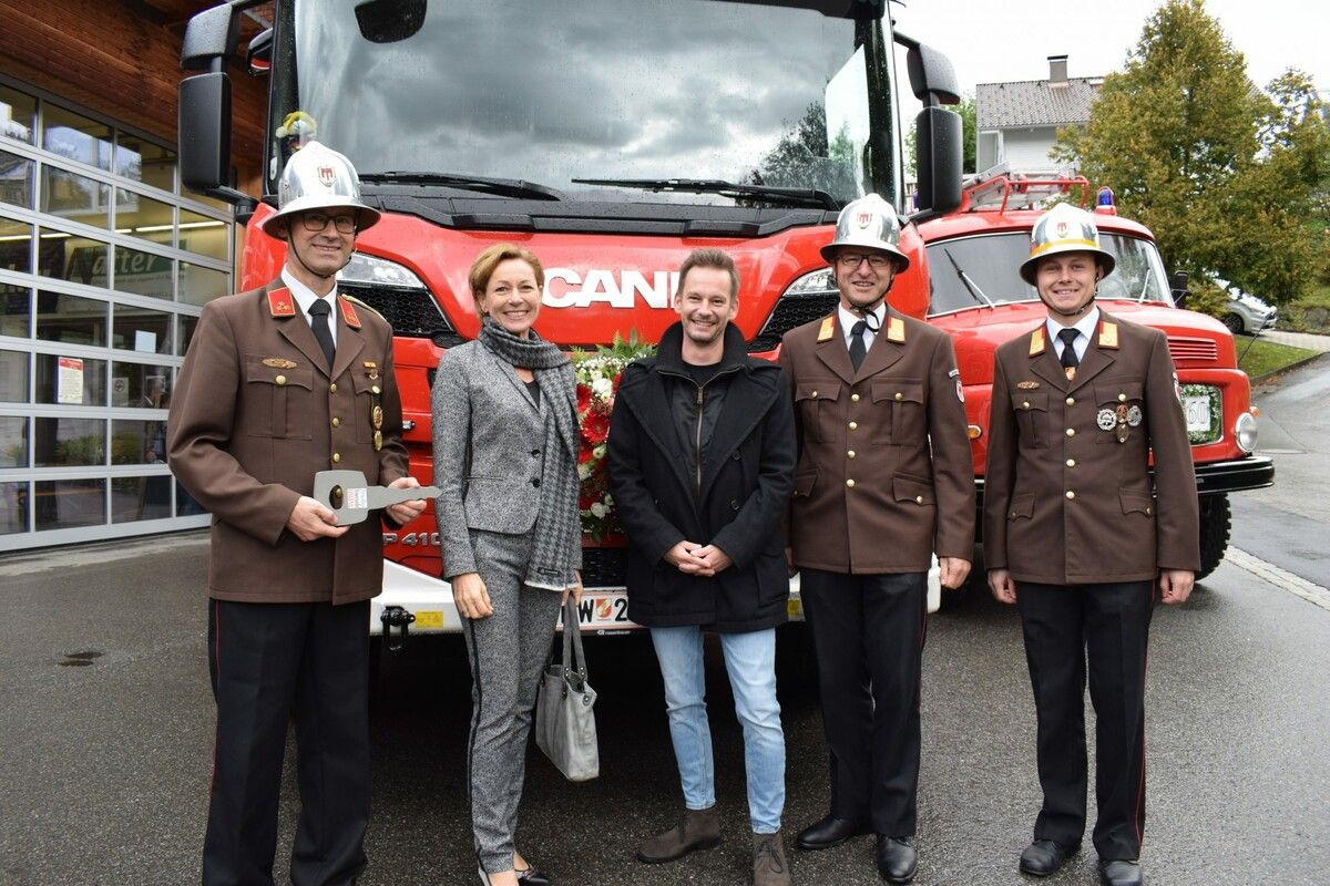 Kommandant der Feuerwehr Lingenau, Reinhard Bereuter, mit Landesrätin Martina Rüscher, dem Lingenauer Bürgermeister Philipp Fasser, Gallus Beer und Manuel Schelling. ME (3)