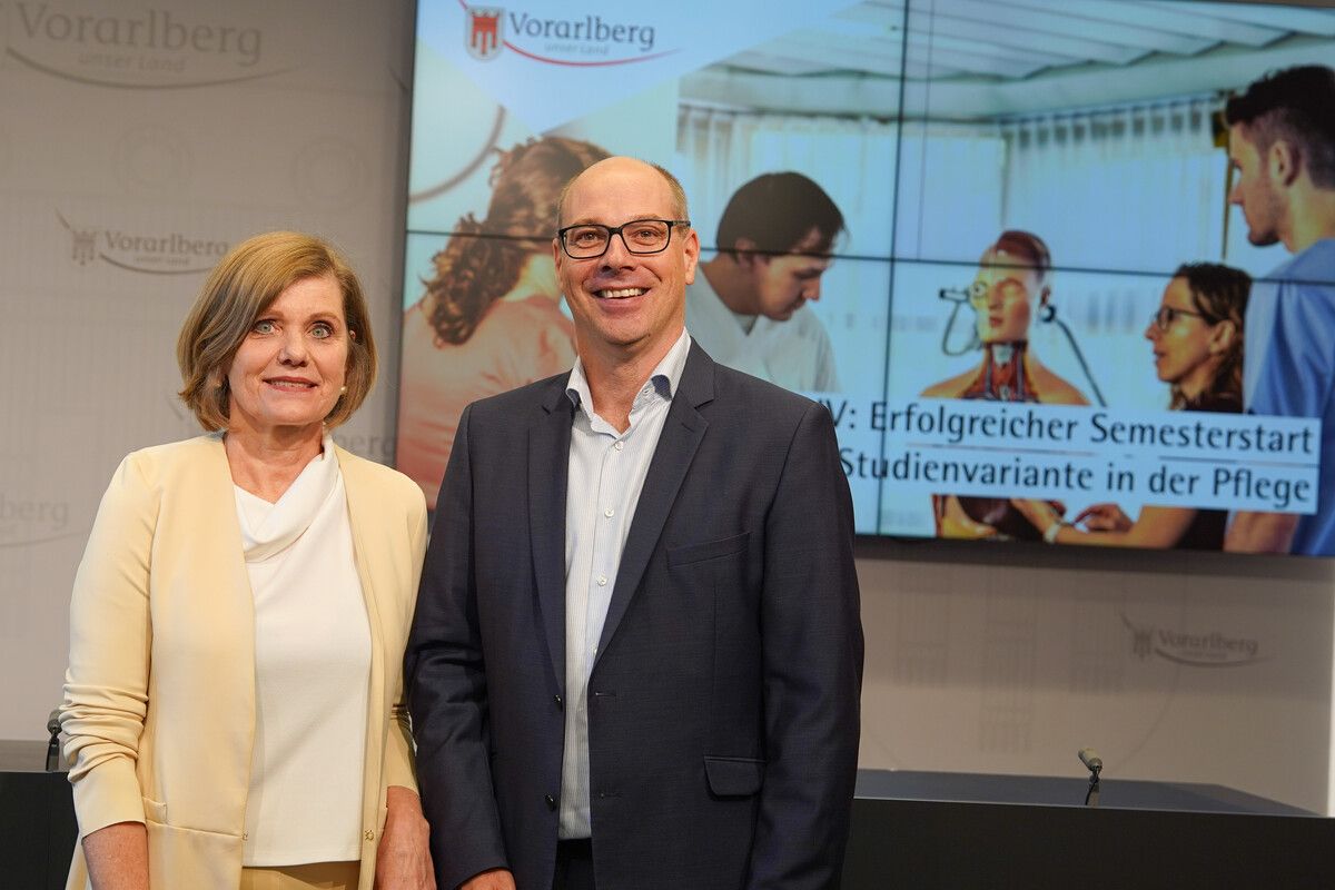 Landesstatthalterin Barbara Schöbi-Fink und FHV-Geschäftsführer Stefan Fitz-Rankl bei der Präsentation der aktuellen Zahlen. Land Vorarlberg