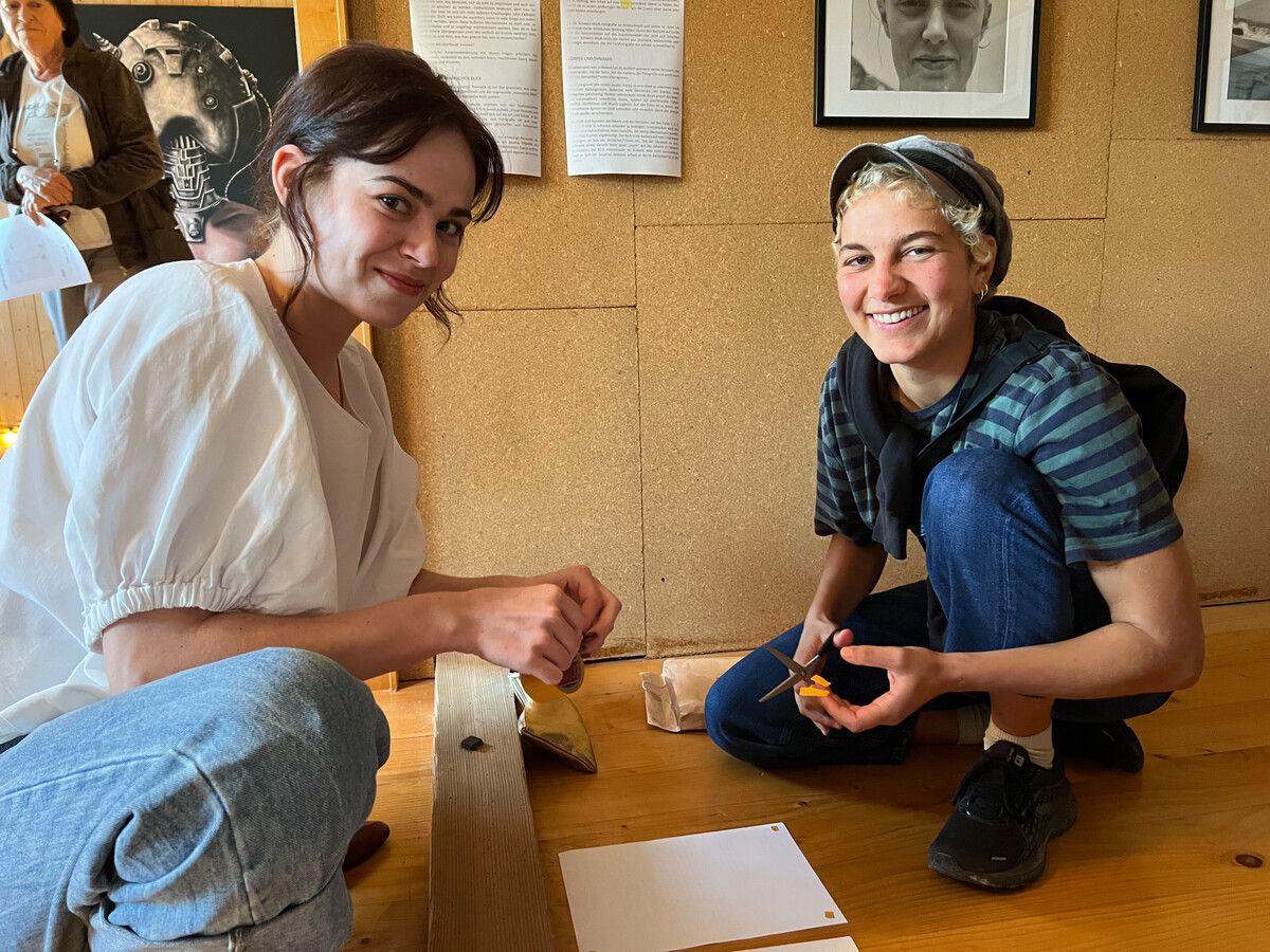 Letzte Vorbereitungen: Sarah Raffaela Jackel und Lisa Jakob.