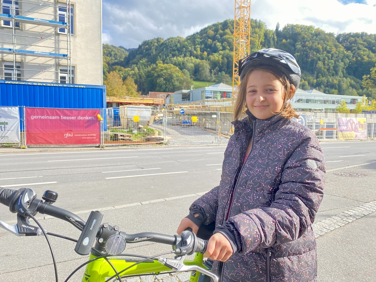 Lisa geht hier zur Schule. Sie ist selbst Schülerlotsin, viele Anrainer halten die Straße für gefährlich. VN/RAUCH