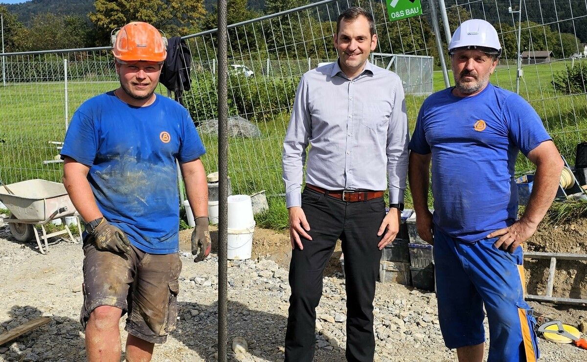 Lokalaugenschein: Mitarbeiter der Firma Bachner Brunnen- und Spezialtiefbau mit Bürgermeister Andreas Kresser.