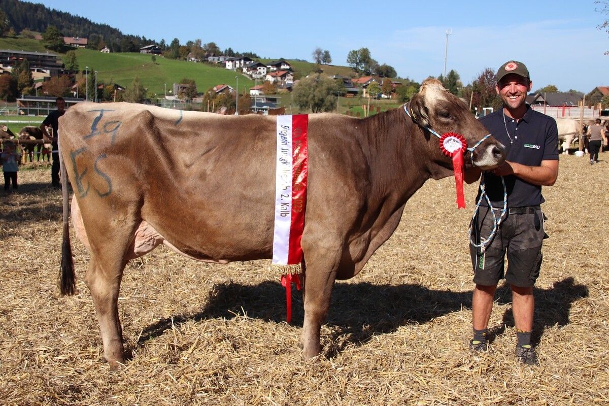 Manfred Geser als stolzer Besitzer der Gesamtsiegerin „Katelyn“. NAM