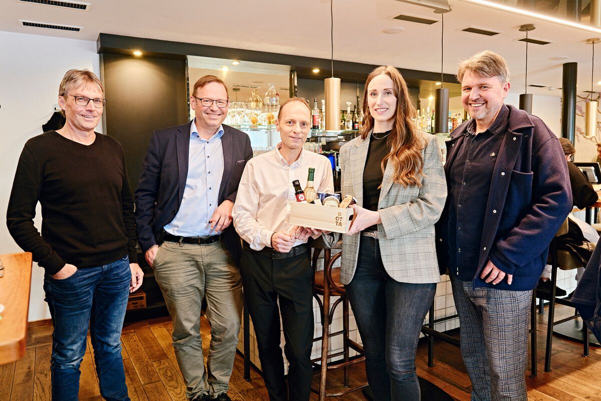 Marcel Lerch (Mitte) bekam Besuch von Raimund Zirker (Gemeinde, v.l.), Vizebgm. Daniel Steinhofer, Nathalie Heinisch (Lustenau Marketing, 2.v.r.) und Bgm. Kurt Fischer. Gde