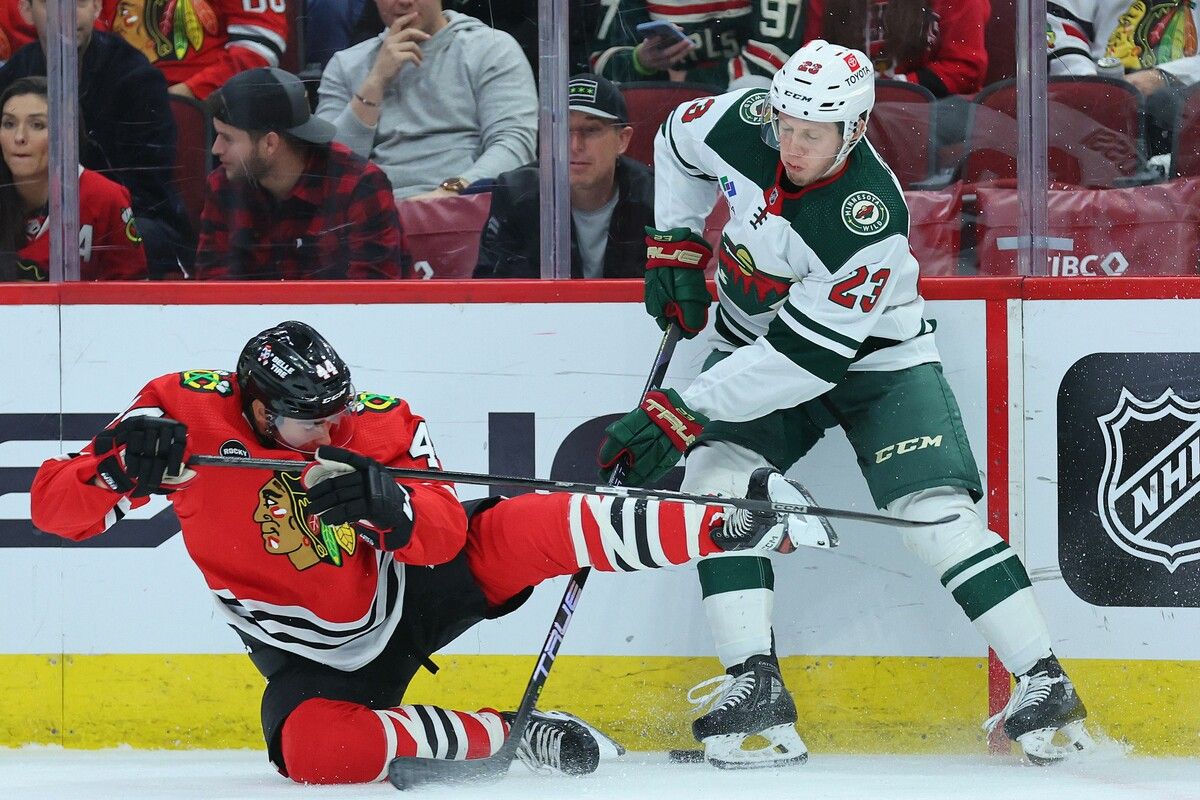 Marco Rossi hatte mit seinem Blackhawks-Gegenspieler Wyatt Kaiser seine Freude.Apa