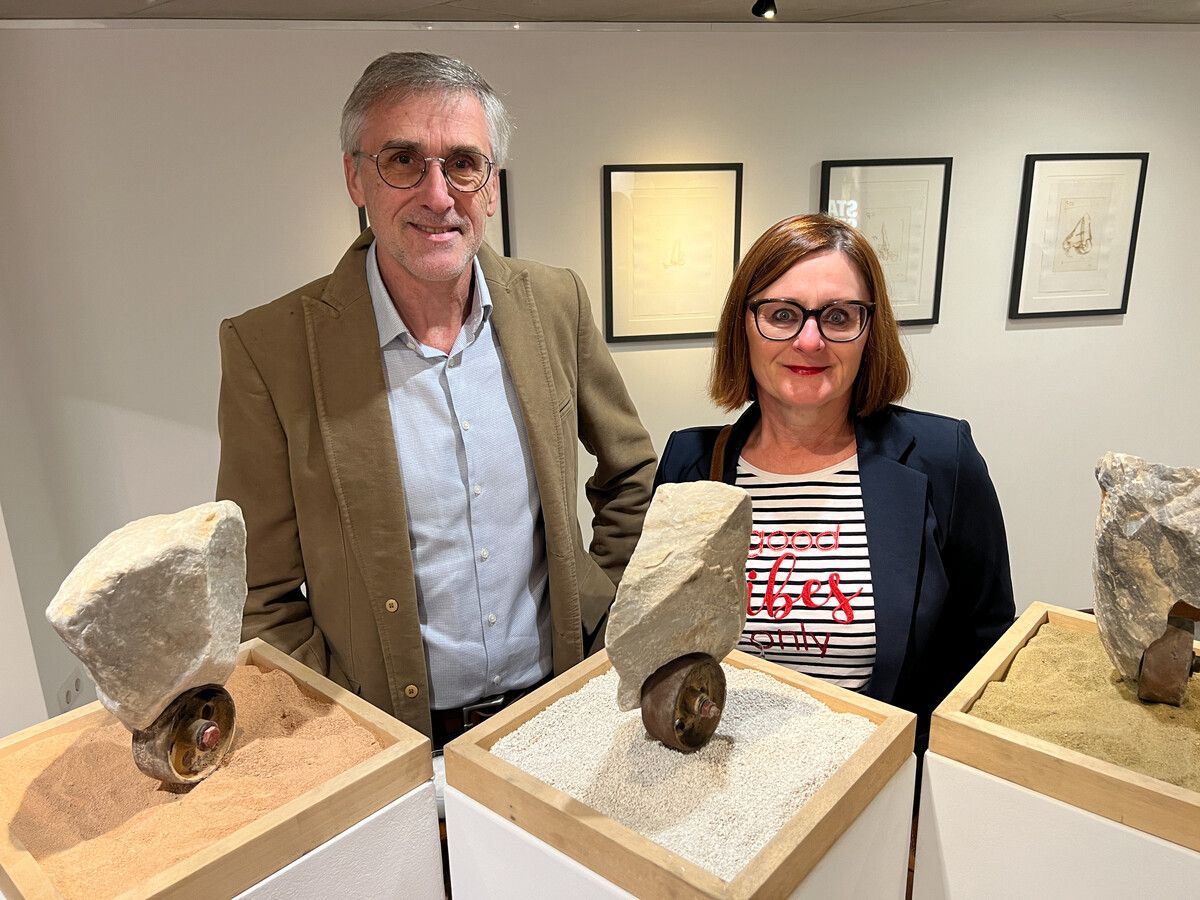 Margit Vögel und Frank Schuhmacher inmitten der Kunst.
