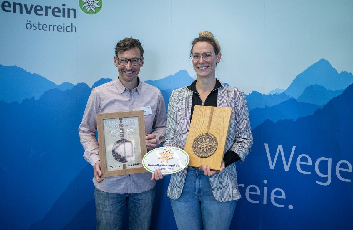 Mit großer Freude wurde das Umweltgütesiegel für das Freschen-Haus entgegengenommen. Alpenverein/Neuner-Knabl