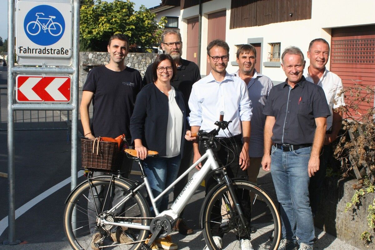 Mit LR Daniel Zadra und Bgm. Katharina Wöß-Krall wurde der erste Teilabschnitt der Fahrradstraße in der Montfortstraße eröffnet. VN-TK