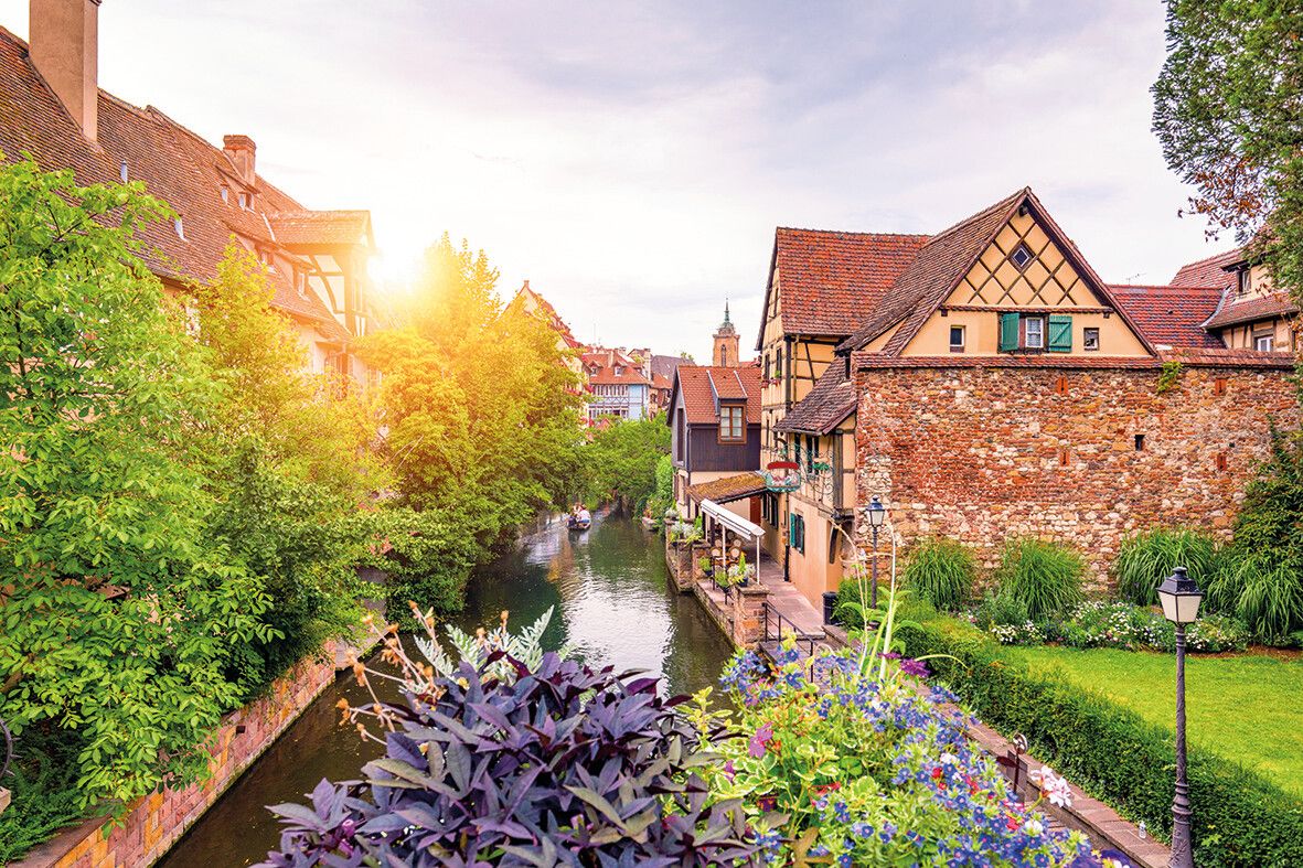 Mittelalterliche Architektur und malerische Kanäle prägen Colmar.Shutterstock