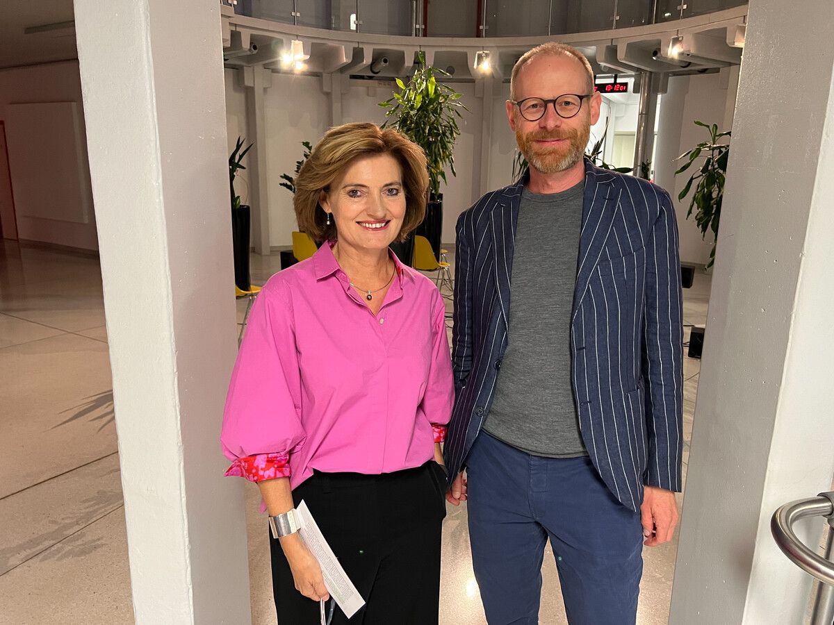 Moderatorin Jasmin Ölz und Urs Hofmann (AT Verlag).