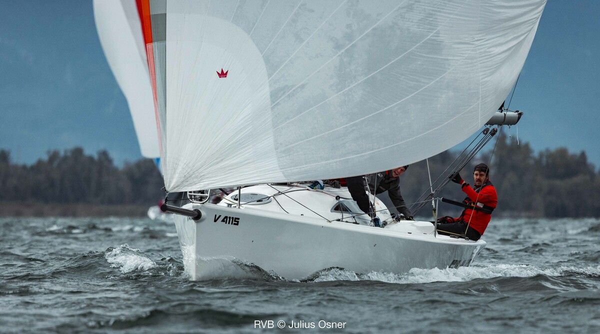 Nico Höss vom Bregenzer Segelclub holte sich die Siegertrophäe in der Jahreswertung in der Overallwertung aller ORC-Klassen auf der Kurzstrecke.Julius Osner