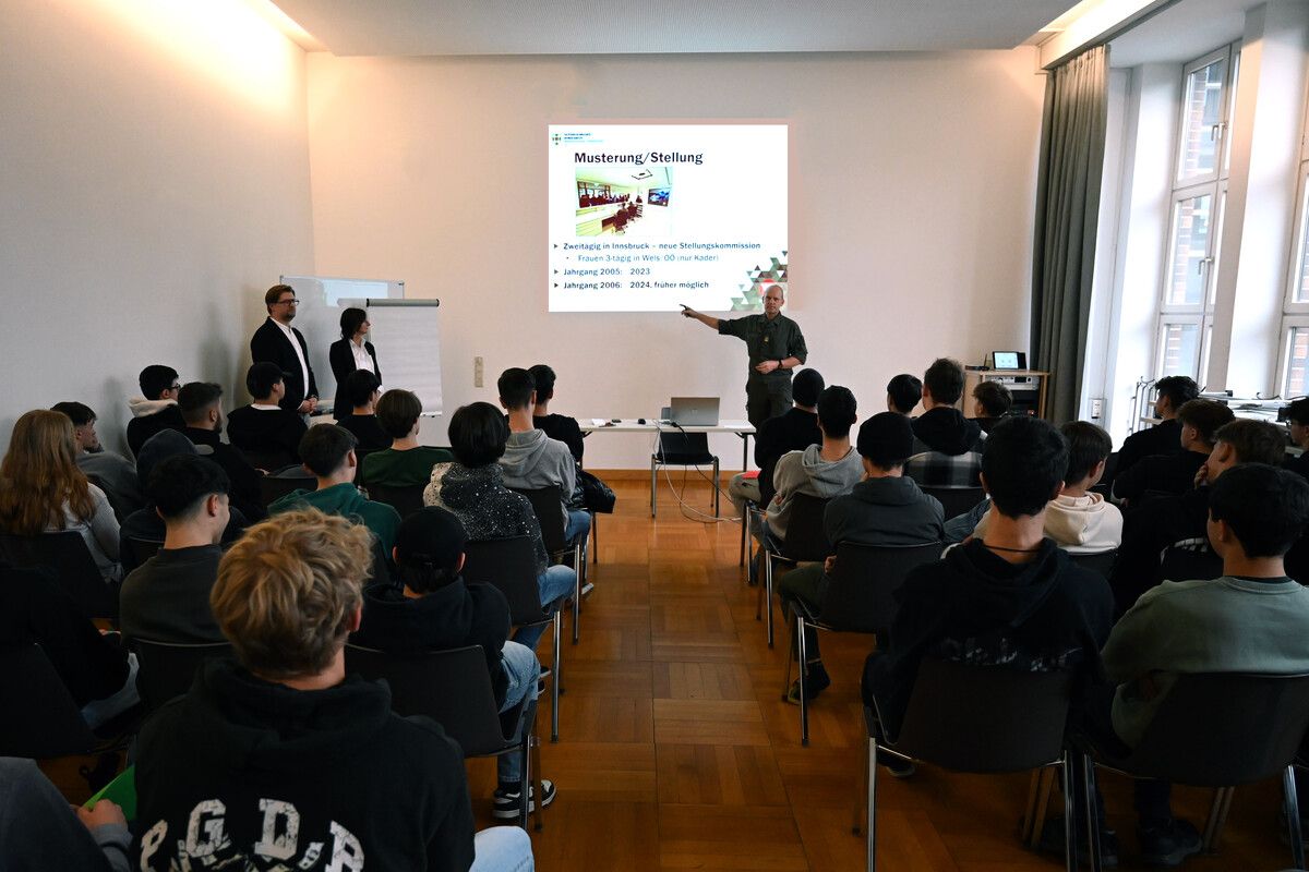 Oberst Michael Kerschat informierte die HTL-Schüler(innen) über Stellung, Wehrdienst, Miliz und Karrieremöglichkeiten beim Bundesheer. Militärkommando VORARLBERG (2)