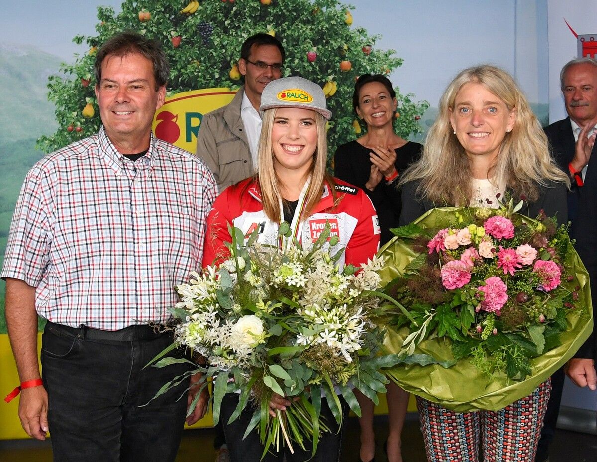 Olympiasiegerin Katharina Liensberger mit Vater Thomas und Mutter Herlinde, die sich nun aus dem tagesgeschäft zurückzieht.gepa