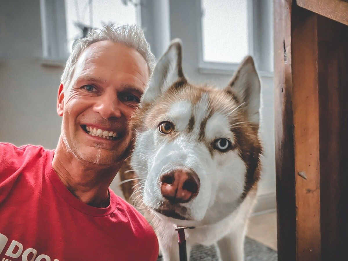 Patrick Waltenberger ist Hundetrainer und hat selbst mehrere Vierbeiner. Privat