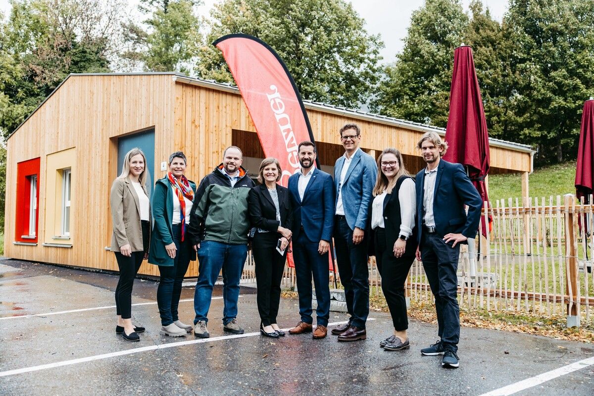 Perrine Getzner, Silke Wachter, Manuel Witwer, Barbara Schöbi-Fink, Simon Tschann, Roland Comploj, Sandra Milosavac und Bernhard Corn bei der Eröffnung von „Getzners Buntspechtle“.Frederick Sams