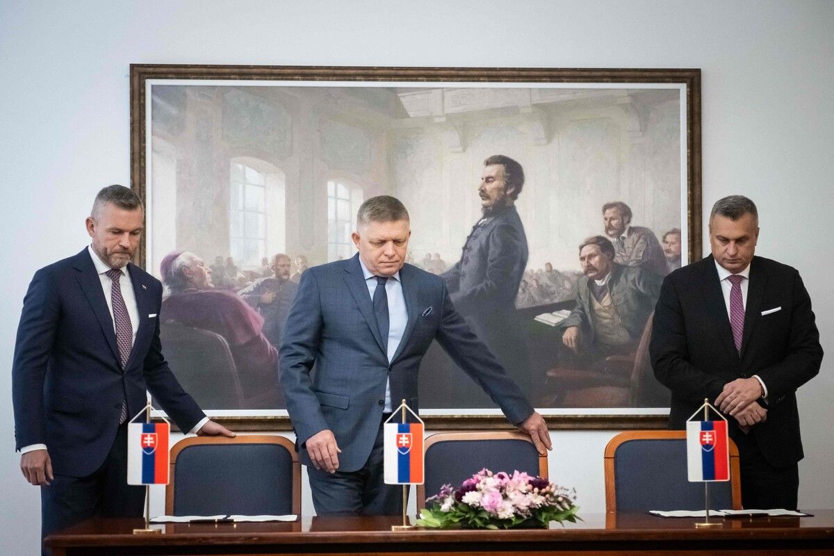 Peter Pellegrini, Robert Fico und Andrej Danke (v. l.) unterzeichnen ein neues Regierungsbündnis für die Slowakei.AFp