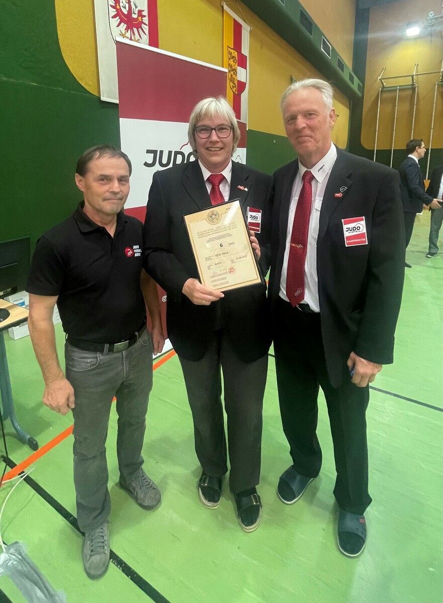 Petra Reis (Mitte) ist die erste Frau in Vorarlberg, die den 6. Dan verliehen bekam.UJC