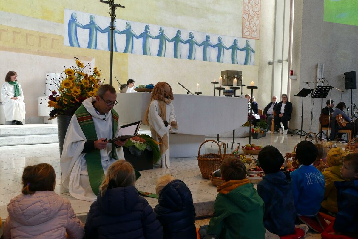Pfarrer Dominik Toplek und das Pfarrteam freuen sich auf zahlreiche Besucherinnen und Besucher beim diesjährigen Erntedank-Familiengottesdienst. cth