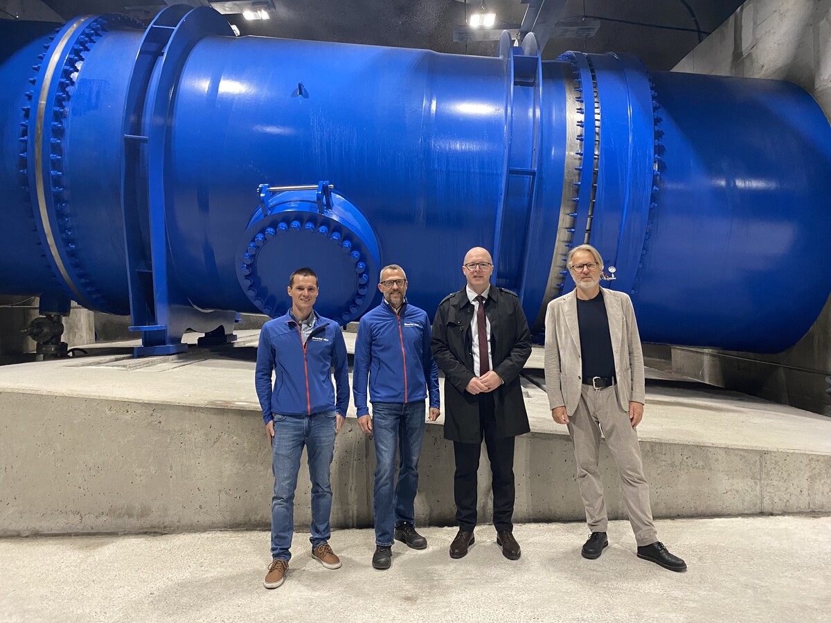Projektleiter „Generalüberholung Kraftwerk“ Stephan Kasper, Kraftwerksleiter Arno Schacht, Vorstandsmitglied Gerd Wegeler und Projektleiter „Kraftabstieg“ Guntram Innerhofer. VN/JUN
