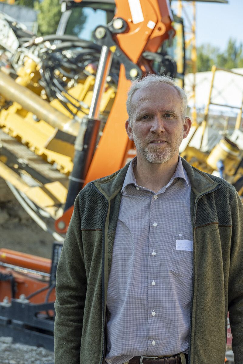 Projektleiter Oliver Drees vor dem Bohrgerät. An der Stelle wird bald die Technikzentrale errichtet.