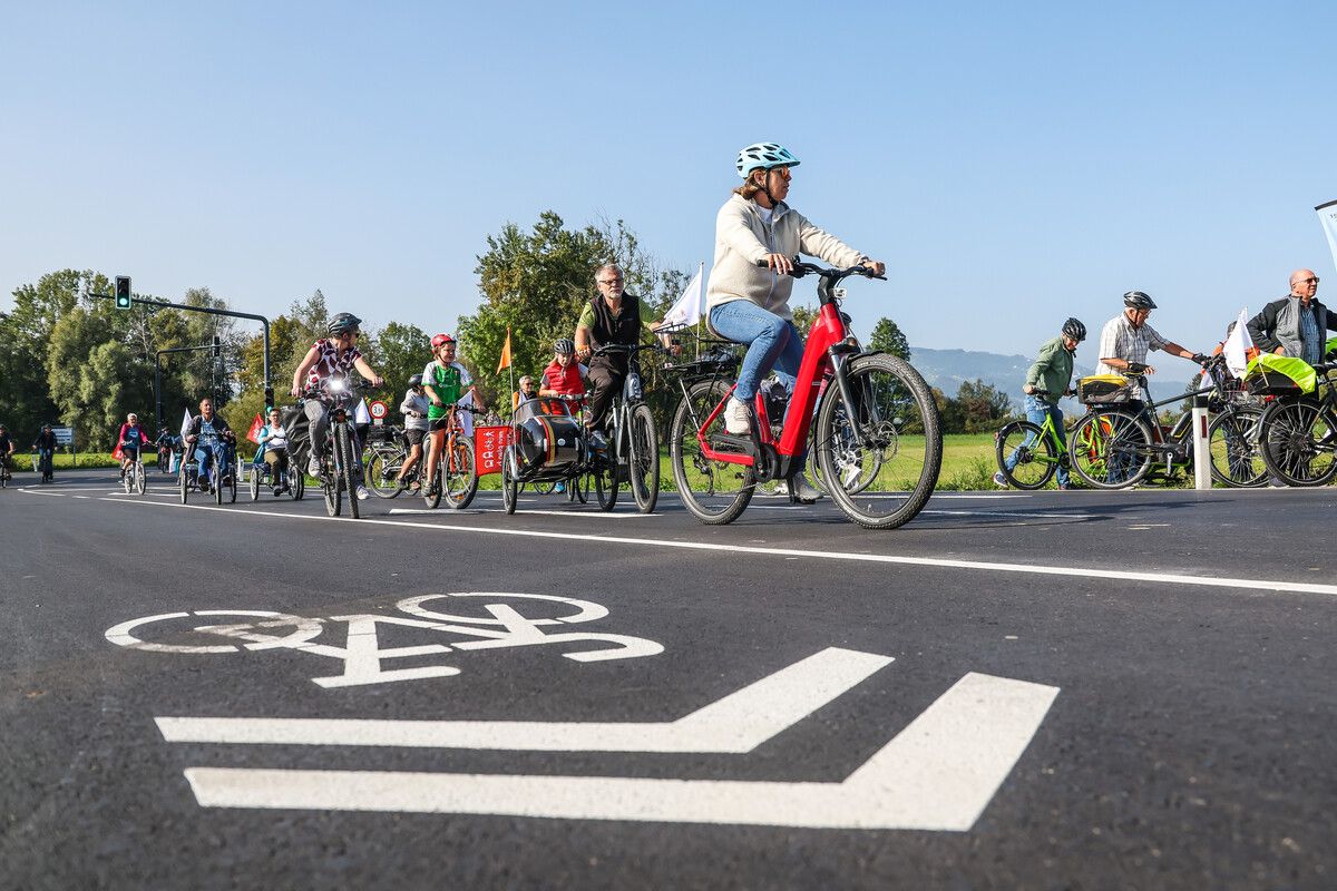 Radfahrerinnen und Radfahrer genossen am Sonntag eine Ausfahrt auf der Senderstraße. VN/Steurer