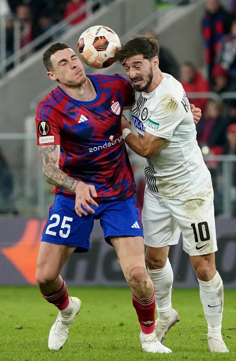 Rakows Bogdan Racovitan und Sturms Otar Kiteishvili lieferten sich harte Duelle, am Ende holten die Grazer den ersten Sieg in der Europa League. apa