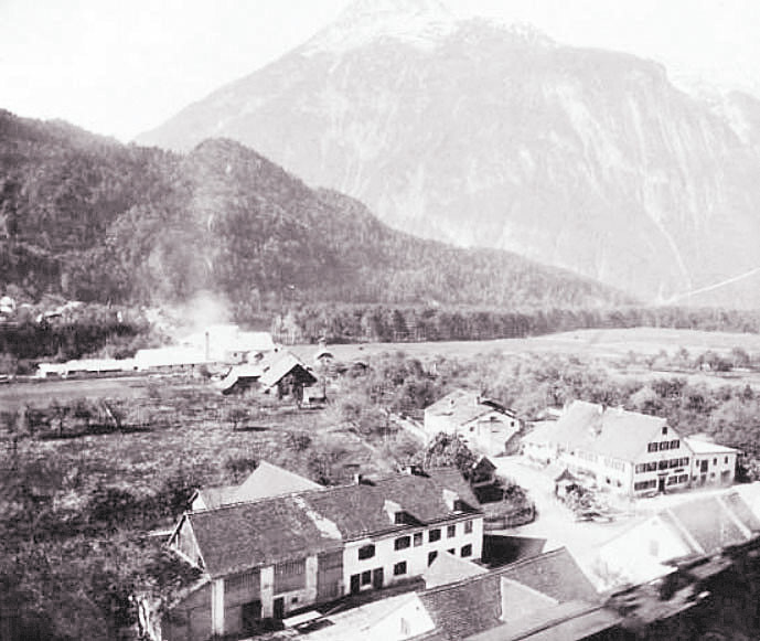 Rechts das Gasthaus Sonne in Bings, im Hintergrund Steinbruch und erstes Zementwerk des Robert Fritz.