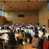 Voller Saal beim Frühstücksbrunch des Integrationsbeirats