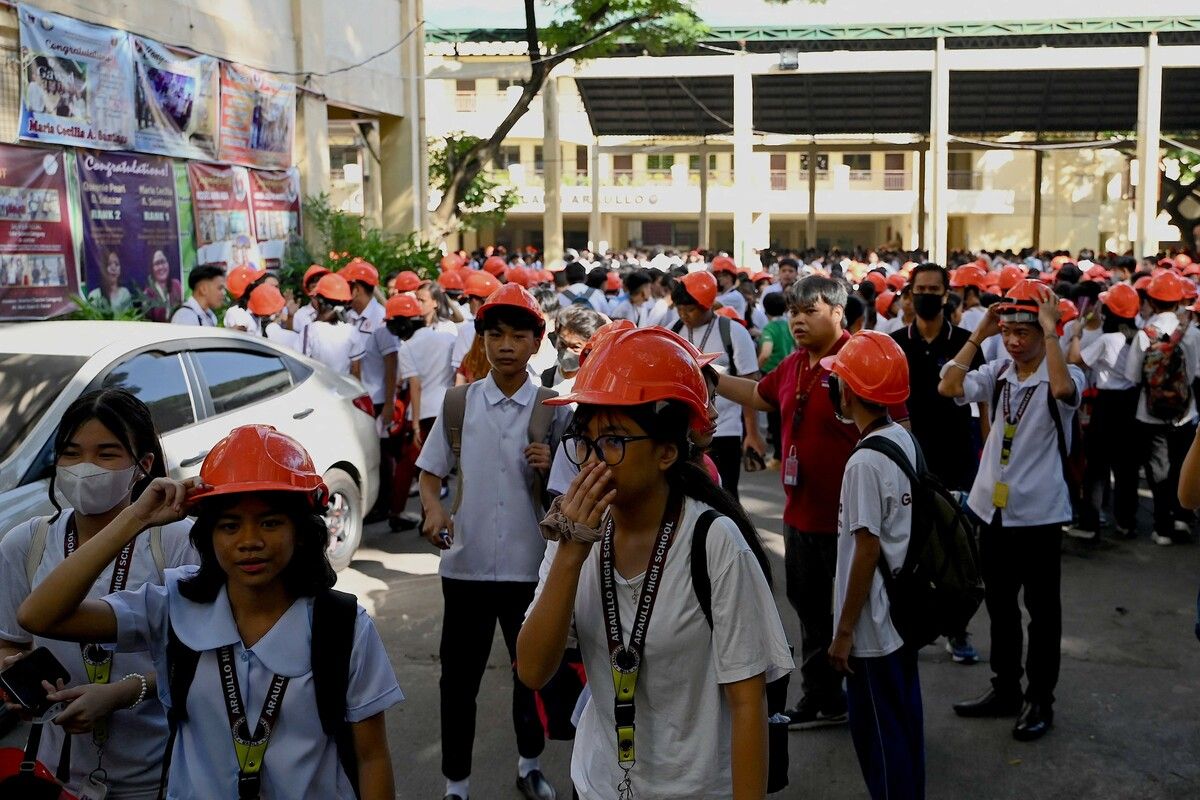 Schüler versammelten sich nach der Evakuierung aus dem Schulgebäude in Manila. AFP