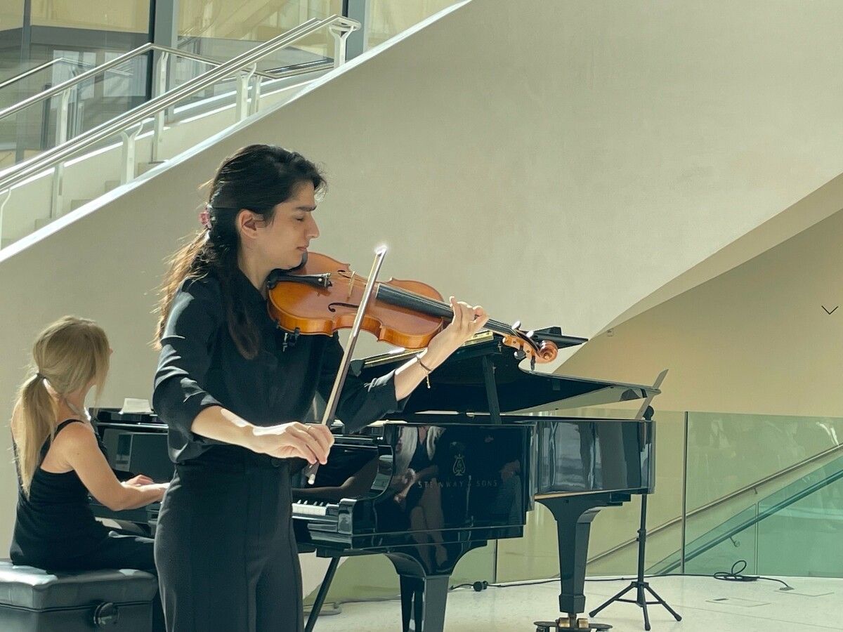 Sehr gefühlvoll erklang Mendelssohn Bartholdy mit Negin Bagheri Fasani an der Violine. vn-he