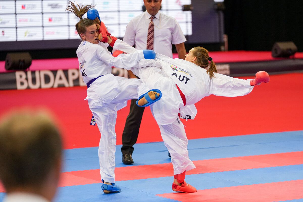 Selbst für den lehrbuchmäßigen Ura-Mawashi-Geri (Fußtechnik an den Kopf der Gegnerin) erhielt Bettina Plank keine Wertung. Grafoner