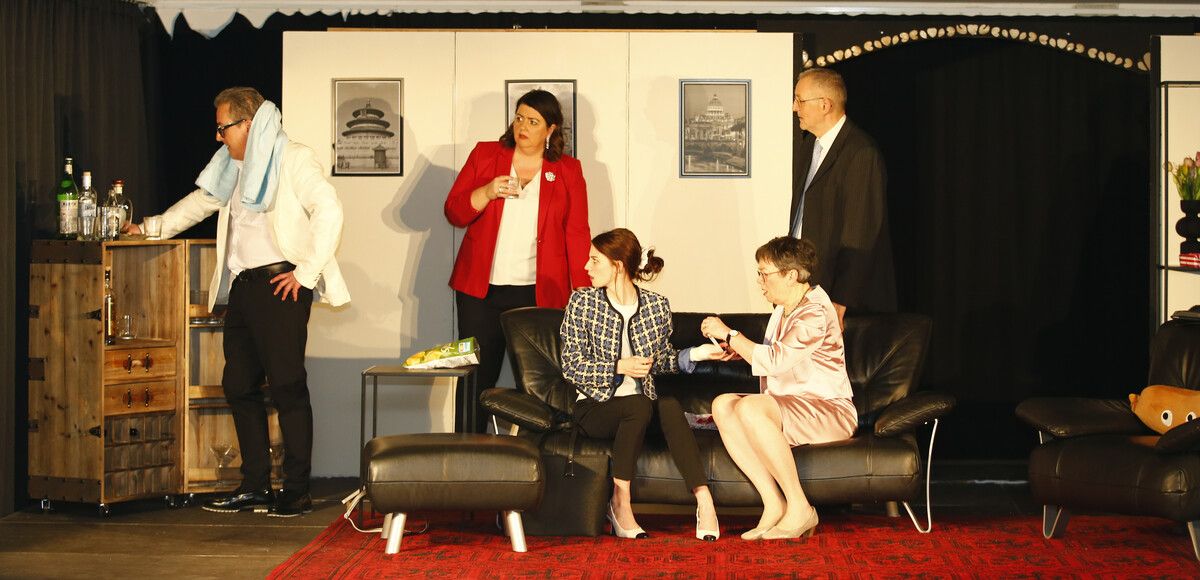 Selbstverständlich spielen auch erwachsene Schauspieler in der Theatergruppe Mäder.