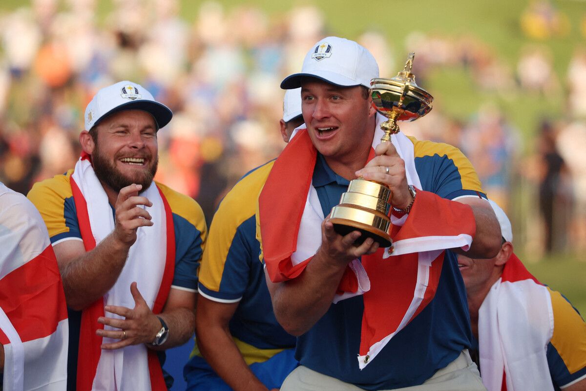 Sepp Straka mit dem Siegerpokal beim Ryder Cup.GEPA