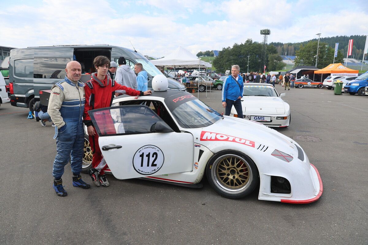 Sigi Innauer mit Sohn Marlon vor ihrem Porsche 935 Twin-Turbo.NOGER