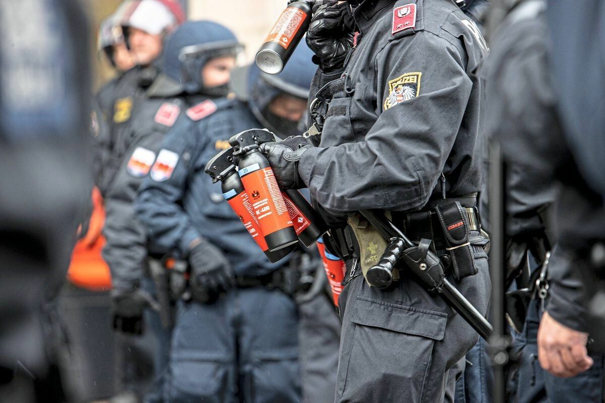 Die Vorarlberger Exekutive gibt einen Einblick in die aktuelle Sicherheitslage und Maßnahmen zum Schutz der Beamten. apa