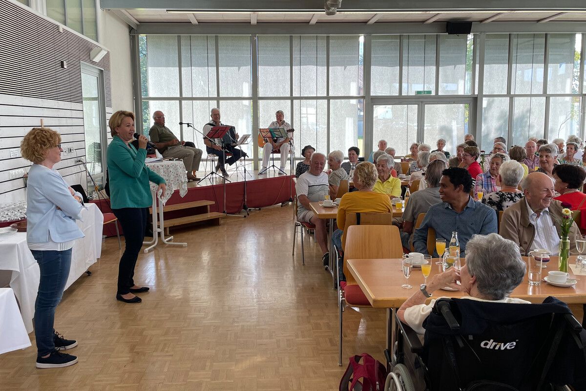 Sozialstadträtin Marie-Luise Hinterauer (l.) und Bürgermeisterin Andrea Kaufmann eröffneten den Treffpunkt.Stadt (2)