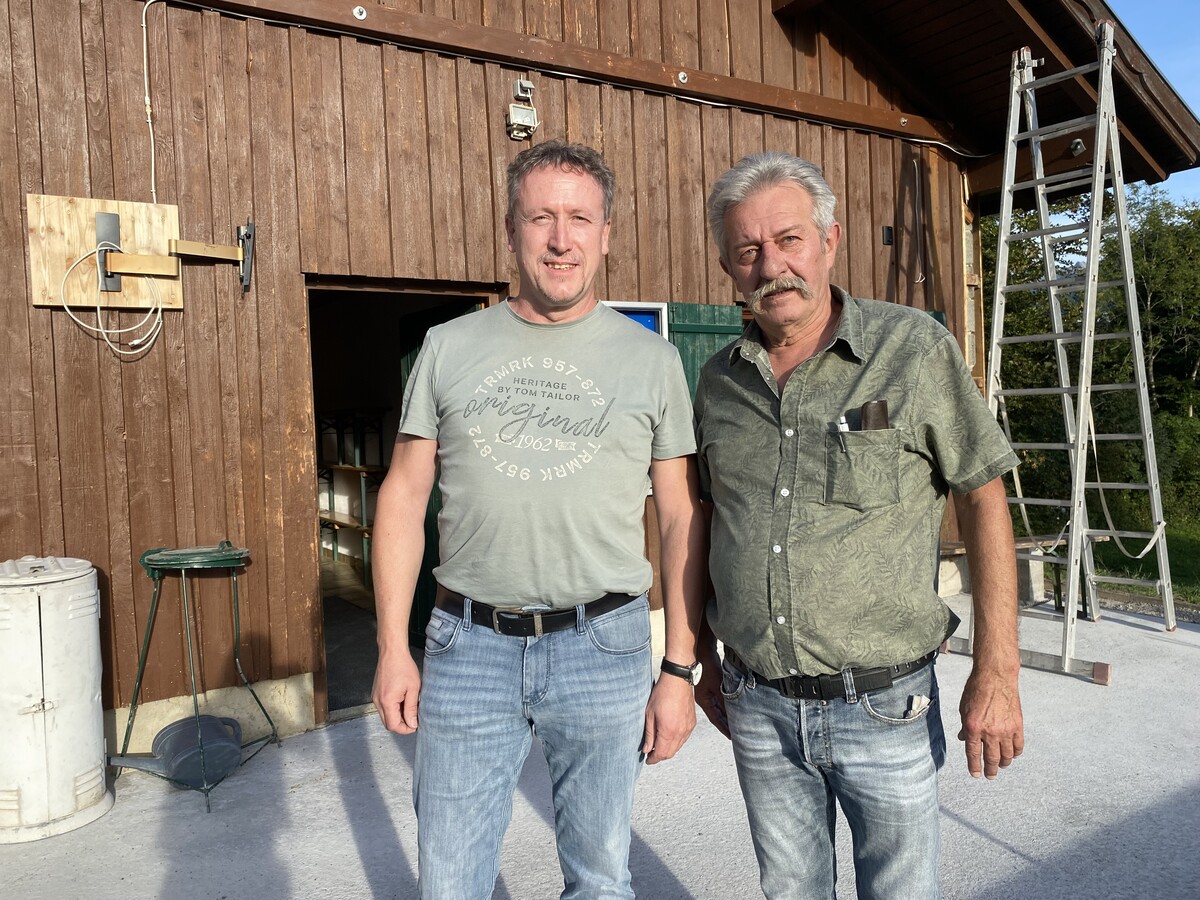 Sportvereinsobmann Florent Wulz (l.) und Bürgermeister Alwin Müller stehen auf dem Boden des künftigen Mannschaftsraums. VN/JUN