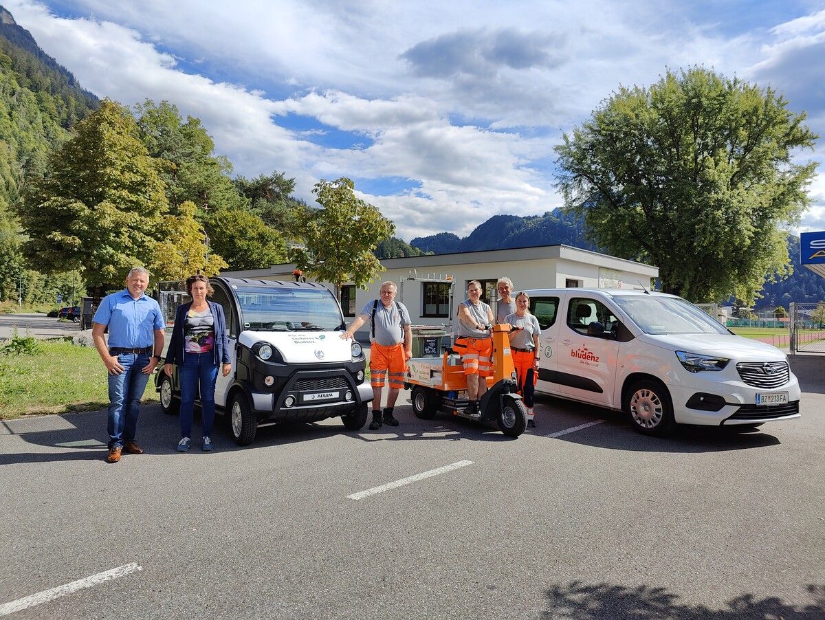 Stadträtin Martina Brandstetter freut sich mit den Mitarbeiterinnen und Mitarbeitern über die neuen Fahrzeuge.stadt bludenz