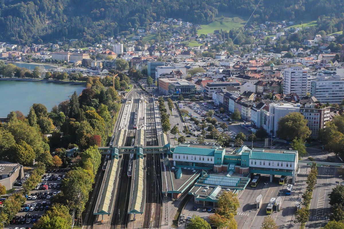 Die ÖBB wollen noch heuer in ein Bahnhofsprovisorium umziehen. VN/Steurer