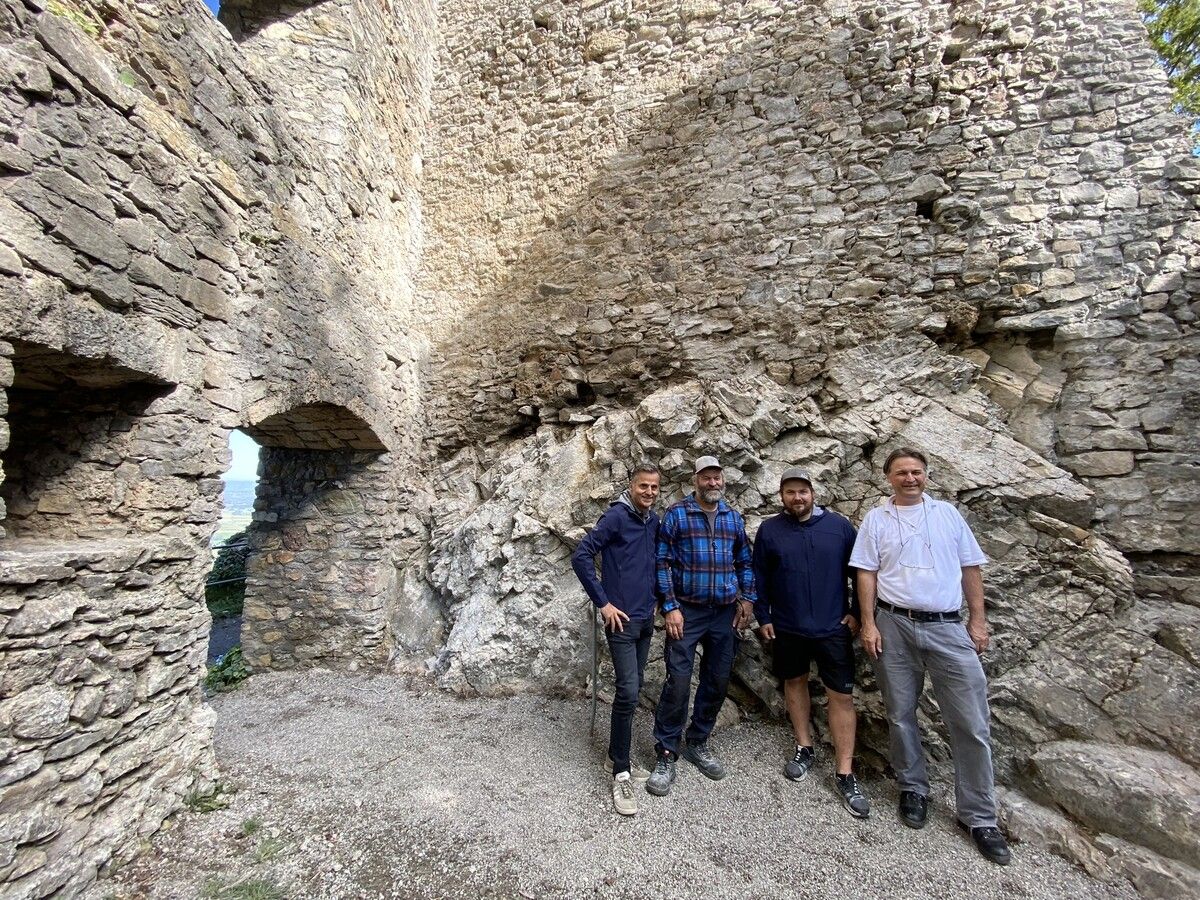 Stolz auf den Erfolg: Bernhard Bischof, Hubert Mathis, Erik Winkler und Raimund Rhomberg vor der sanierten Palas-Wand. Heidegger
