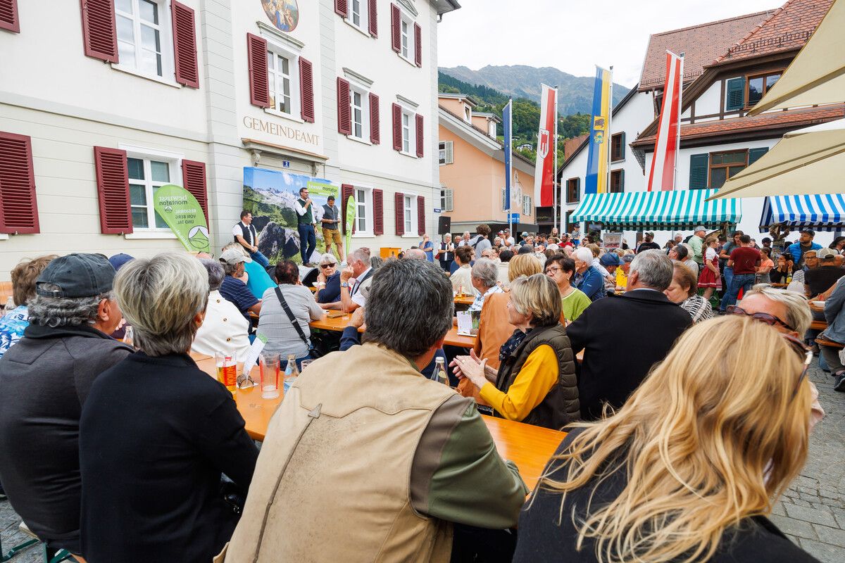 „Sura Kees“-Prämierung beim Montafoner Bauernmarkt am Schrunser Kirchplatz. VLK/HB