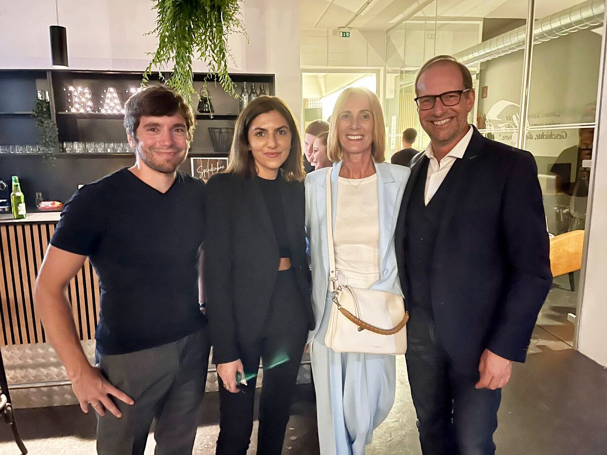 Thomas Dietrich (GF Dachverband für Offene Jugendarbeit, v.l.), Samantha Bildstein (GF OJAH), Gertraud und Bgm. Dieter Egger.