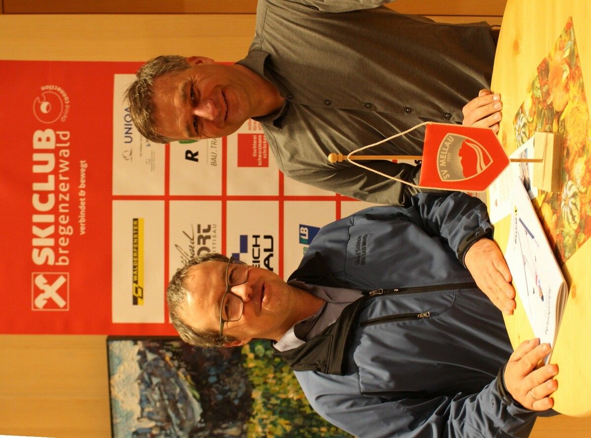 Tobias Bischofberger (l.) und Thomas Übelher gratulierten zum Jubiläum. STP