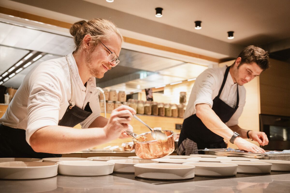 Tobias Schöpf, Leiter der Rote Wand Manufaktur (l.), und Jamie Unshelm, Leiter des Rote Wand Culinary Lab. SToecher/KC