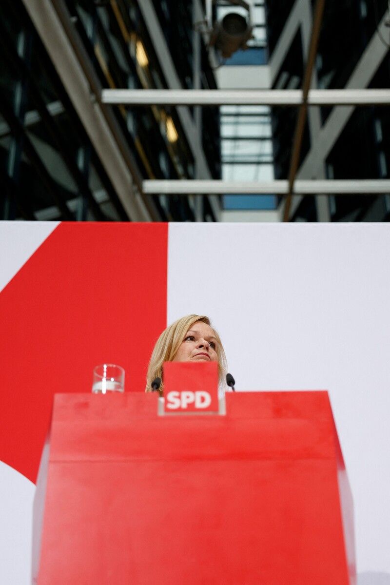 Trotz ihrer Wahlschlappe in Hessen bleibt Nancy Faeser wohl Innenministerin.AFP